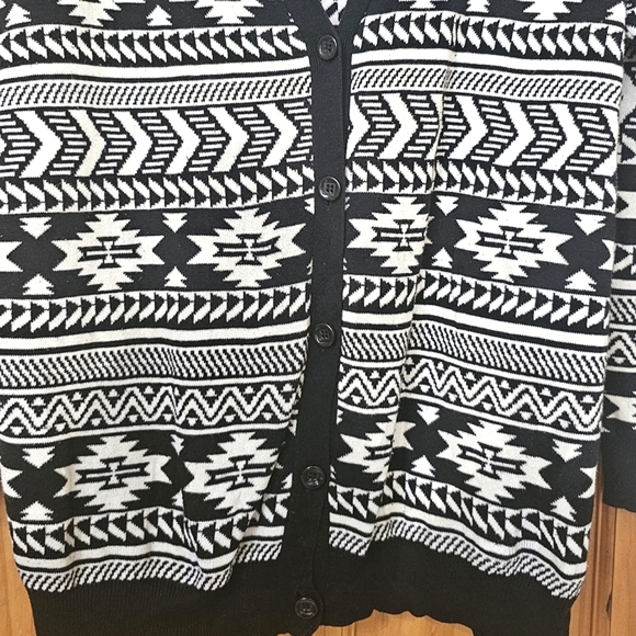 Forever 21 Women's Button Front Black & White Aztec Cardigan Sweater, Size M - Picture 4 of 8
